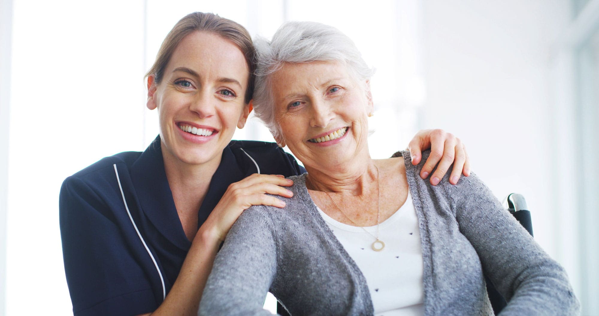 Angehörige sprechen mit Spitex Team über Pflegeplanung